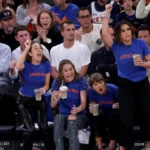 Taylor Swift, Mariska Hargitay et les sœurs Haim portaient des t-shirts Haim Couture sur le terrain lors du match 4 des Knicks