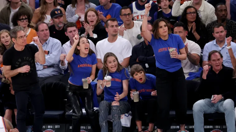 Taylor Swift, Mariska Hargitay et les sœurs Haim portaient des t-shirts Haim Couture sur le terrain lors du match 4 des Knicks Taylor Swift, Mariska Hargitay et les sœurs Haim portaient des t-shirts Haim Couture sur le terrain lors du match 4 des Knicks