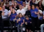 Taylor Swift, Mariska Hargitay et les sœurs Haim portaient des t-shirts Haim Couture sur le terrain lors du match 4 des Knicks