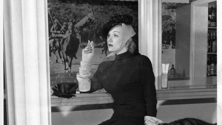 Le fonctionnement intérieur glamour du Polo Lounge, le lieu de déjeuner le plus puissant d'Hollywood Le fonctionnement intérieur glamour du Polo Lounge, le lieu de déjeuner le plus puissant d'Hollywood
