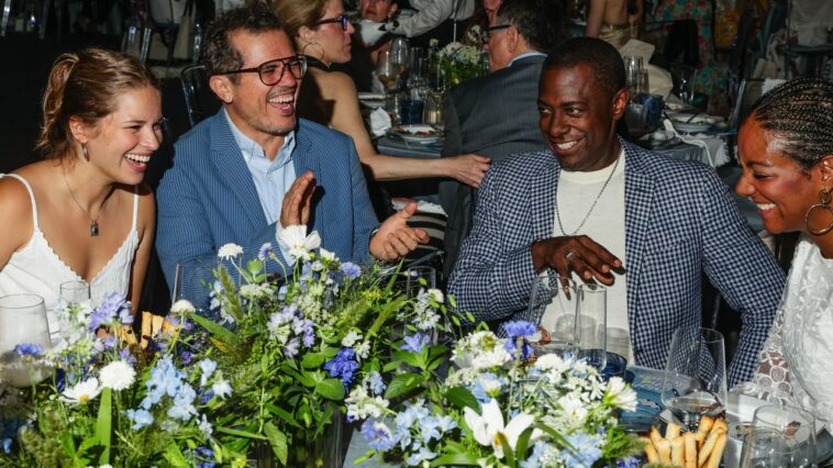 Lors du gala du solstice d'été du Parrish Art Museum, John Leguizamo et d'autres célèbrent l'art dans les Hamptons