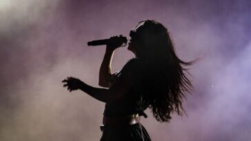 Charli XCX refuse de devenir son propre hommage