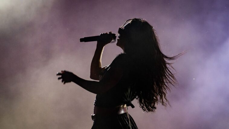Charli XCX refuse de devenir son propre hommage Charli XCX refuse de devenir son propre hommage