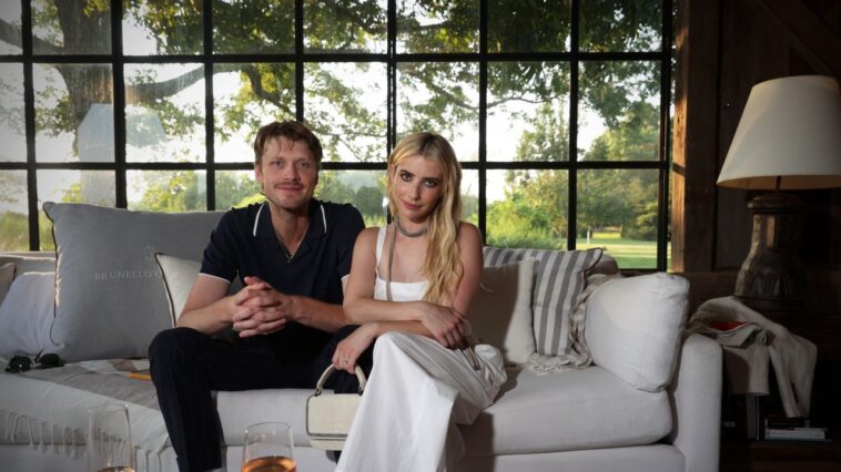 Emma Roberts voulait ressembler à un fantôme pour son mariage et grâce à sa robe, elle a réussi