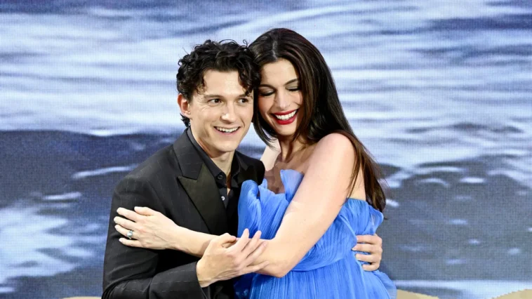 Anne Hathaway espère que ses enfants grandiront pour ressembler à Tom Holland