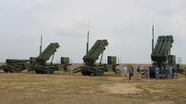 cc The acceptance tests of the first PATRIOT High Surface-to-Air Missile Battery of the Air Force Staff., modified, https://commons.wikimedia.org/wiki/File:Patriot_missile_battery_Romania_2.jpg