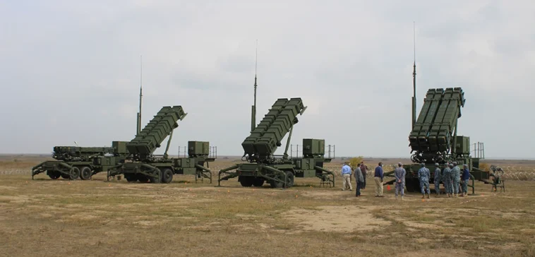 cc The acceptance tests of the first PATRIOT High Surface-to-Air Missile Battery of the Air Force Staff., modified, https://commons.wikimedia.org/wiki/File:Patriot_missile_battery_Romania_2.jpg