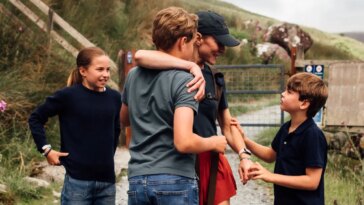 Kate Middleton partage un câlin avec le prince William sur la ligne d'arrivée des Three Peaks