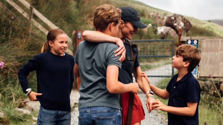 Kate Middleton partage un câlin avec le prince William sur la ligne d'arrivée des Three Peaks Kate Middleton partage un câlin avec le prince William sur la ligne d'arrivée des Three Peaks