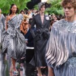 Le corps est un champ de bataille dans les collections Paris Couture Le corps est un champ de bataille dans les collections Paris Couture