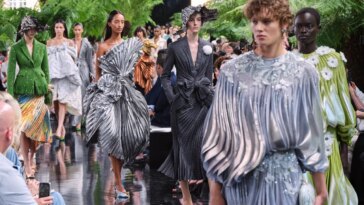 Le corps est un champ de bataille dans les collections Paris Couture