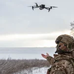cc ArmyInform, modified, Ukrainian Border Guard servicemen with DJI Mavic drones - https://commons.wikimedia.org/wiki/File:UA_DPSU_Mavic_operators_02.jpg