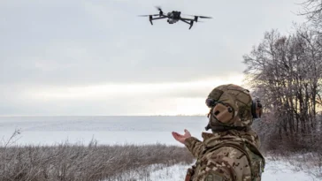 cc ArmyInform, modified, Ukrainian Border Guard servicemen with DJI Mavic drones - https://commons.wikimedia.org/wiki/File:UA_DPSU_Mavic_operators_02.jpg