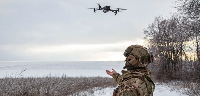 cc ArmyInform, modified, Ukrainian Border Guard servicemen with DJI Mavic drones - https://commons.wikimedia.org/wiki/File:UA_DPSU_Mavic_operators_02.jpg