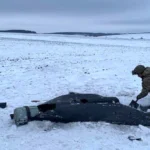 Montée du point de feu en Ukraine : leçons pour la défense européenne cc Russian kamikaze drone and sappers of Ukrainian police., modified, National Police of Ukraine - https://commons.wikimedia.org/wiki/File:Russian_drone_found_in_Ukraine_05.jpg
