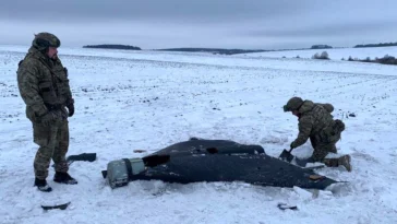 cc Russian kamikaze drone and sappers of Ukrainian police., modified, National Police of Ukraine - https://commons.wikimedia.org/wiki/File:Russian_drone_found_in_Ukraine_05.jpg