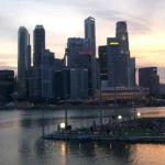 Singapour : le nouvel étalon-or en matière de neutralité ? Evening view of the Singapore skyline.; cc Rowy (Rowena Low). - https://commons.wikimedia.org/wiki/File:Singapore_Skyline_(Evening).jpg