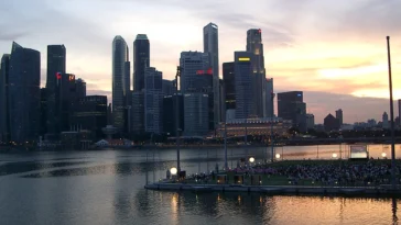 Evening view of the Singapore skyline.; cc Rowy (Rowena Low). - https://commons.wikimedia.org/wiki/File:Singapore_Skyline_(Evening).jpg