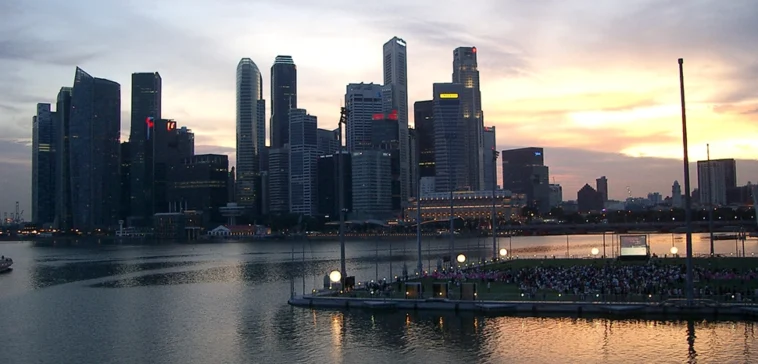 Evening view of the Singapore skyline.; cc Rowy (Rowena Low). - https://commons.wikimedia.org/wiki/File:Singapore_Skyline_(Evening).jpg