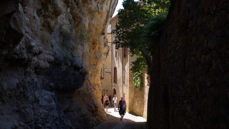 Ce village de lʼHérault accroché à ses gorges fait le même effet que Rocamadour avec dix fois moins de monde Ce village de lʼHérault accroché à ses gorges fait le même effet que Rocamadour avec dix fois moins de monde