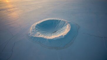 Sous la glace du Groenland les radars ont repéré un cratère de 31 kilomètres resté invisible pendant des millénaires