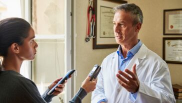 Un pneumologue explique pourquoi il déconseille de dormir la fenêtre grande ouverte pendant les nuits de canicule