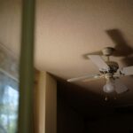 Un ventilateur de plafond consomme dix fois moins quʼun climatiseur mobile pour une sensation de fraîcheur comparable