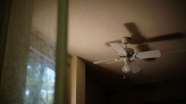 Un ventilateur de plafond consomme dix fois moins quʼun climatiseur mobile pour une sensation de fraîcheur comparable
