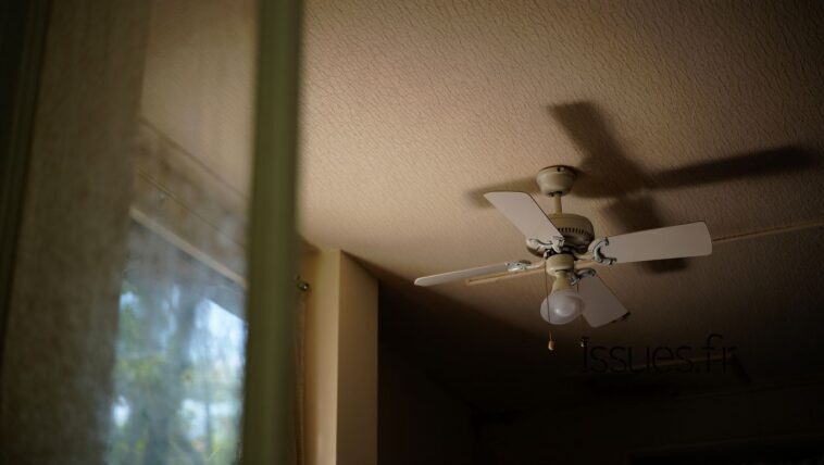 Un ventilateur de plafond consomme dix fois moins quʼun climatiseur mobile pour une sensation de fraîcheur comparable