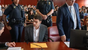Vue depuis la salle d'audience : alors que Luigi Mangione plaidait coupable, la famille de Brian Thompson regardait