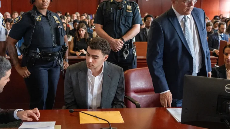 Vue depuis la salle d'audience : alors que Luigi Mangione plaidait coupable, la famille de Brian Thompson regardait