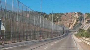 cc Ongayo, modified, Border Spain-Morocco, by Melilla - https://en.wikipedia.org/wiki/File:Verjamelilla.jpg