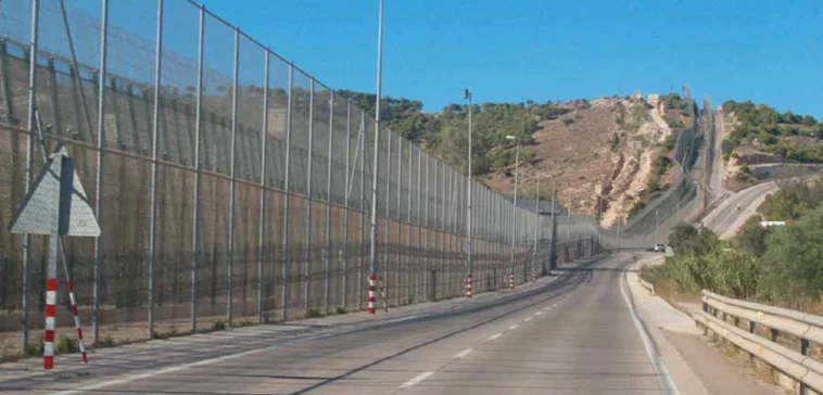 Au-delà de la frontière : quatre hypothèses sur la crise migratoire à Ceuta cc Ongayo, modified, Border Spain-Morocco, by Melilla - https://en.wikipedia.org/wiki/File:Verjamelilla.jpg