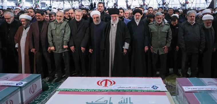 Officials grieve at the funeral of Qasem Soleimani. Hassan Rouhani, Ali Khamenei, and Ebrahim Raisi are seen in the middle of the front row.; modified, khamenei.ir, https://fr.wikipedia.org/wiki/Fichier:Qasem_Soleimani_funeral_2.jpg
