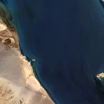 Estreito Babelmândebe / Bab al-Mandab Strait Estreito Babelmândebe, que separa a Ásia da África, conectando o Mar Vermelho ao Oceano Índico, através do Golfo de Adém / Bab al-Mandab Strait, located between Yemen on the Arabian Peninsula, on the right, and Djibouti and Eritrea in the Horn of Africa, to the left. It connects the Red Sea to the Gulf of Aden. A pequena Ilha de Doumeira, à esq. do centro da imagem, marca a fronteira do Djibuti, ao Sul, com a Eritréia, ao Norte. Do outro lado do estreito está a ilha de Perim, no Iêmen / Little Doumeira Island, to the left of image center, is at Djibouti/Eritrea border by the sea. To the right is Perim Island, Yemen. Imagem / Image CBERS4 MUX Estreito - https://www.flickr.com/photos/observacao-da-terra/42574640712