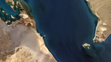 Estreito Babelmândebe / Bab al-Mandab Strait Estreito Babelmândebe, que separa a Ásia da África, conectando o Mar Vermelho ao Oceano Índico, através do Golfo de Adém / Bab al-Mandab Strait, located between Yemen on the Arabian Peninsula, on the right, and Djibouti and Eritrea in the Horn of Africa, to the left. It connects the Red Sea to the Gulf of Aden. A pequena Ilha de Doumeira, à esq. do centro da imagem, marca a fronteira do Djibuti, ao Sul, com a Eritréia, ao Norte. Do outro lado do estreito está a ilha de Perim, no Iêmen / Little Doumeira Island, to the left of image center, is at Djibouti/Eritrea border by the sea. To the right is Perim Island, Yemen. Imagem / Image CBERS4 MUX Estreito - https://www.flickr.com/photos/observacao-da-terra/42574640712