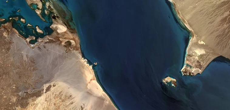 Bab al-Mandab : un autre point de pression dans la guerre énergétique au Moyen-Orient Estreito Babelmândebe / Bab al-Mandab Strait Estreito Babelmândebe, que separa a Ásia da África, conectando o Mar Vermelho ao Oceano Índico, através do Golfo de Adém / Bab al-Mandab Strait, located between Yemen on the Arabian Peninsula, on the right, and Djibouti and Eritrea in the Horn of Africa, to the left. It connects the Red Sea to the Gulf of Aden. A pequena Ilha de Doumeira, à esq. do centro da imagem, marca a fronteira do Djibuti, ao Sul, com a Eritréia, ao Norte. Do outro lado do estreito está a ilha de Perim, no Iêmen / Little Doumeira Island, to the left of image center, is at Djibouti/Eritrea border by the sea. To the right is Perim Island, Yemen. Imagem / Image CBERS4 MUX Estreito - https://www.flickr.com/photos/observacao-da-terra/42574640712