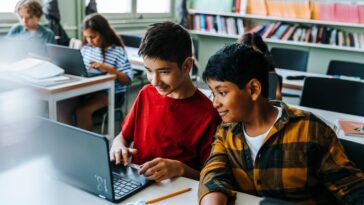 La science soutient les appels à limiter les écrans dans les écoles