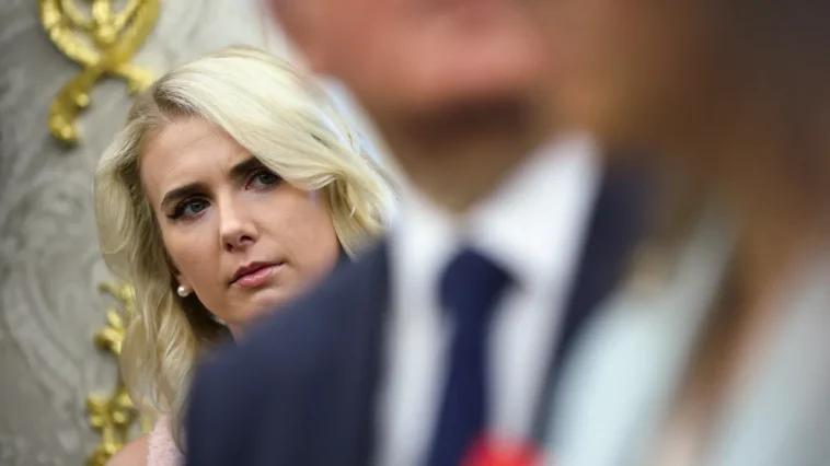 Le kit de démarrage Natalie Harp : tout ce dont vous avez besoin pour imiter « l'imprimeur de bonnes nouvelles » de Trump et le fidèle fantassin nu aux talons aiguilles