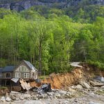 Les glissements de terrain représentent les risques les plus importants pour ceux qui en ont le moins les moyens. Les glissements de terrain représentent les risques les plus importants pour ceux qui en ont le moins les moyens.