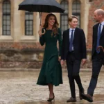 Le prince George arrive pour son premier jour à Eton, avec le prince William et Kate Middleton à ses côtés Le prince George arrive pour son premier jour à Eton, avec le prince William et Kate Middleton à ses côtés