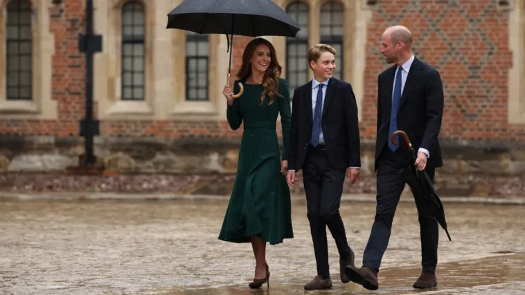 Le prince George arrive pour son premier jour à Eton, avec le prince William et Kate Middleton à ses côtés
