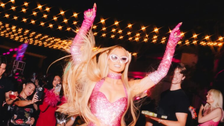 Paris Hilton a trouvé une façon très improbable (pour elle) de faire la fête Paris Hilton a trouvé une façon très improbable (pour elle) de faire la fête