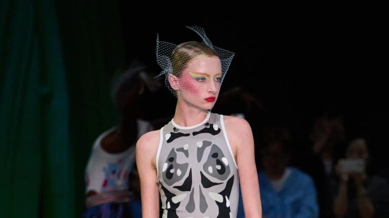 Kai Schreiber s'est senti "comme une licorne" dans le Buggy NYFW Show de Thom Browne Kai Schreiber s'est senti "comme une licorne" dans le Buggy NYFW Show de Thom Browne