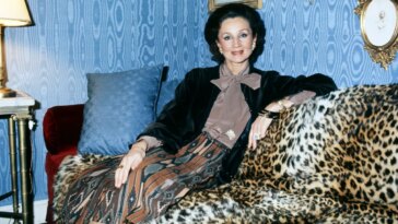 L'histoire de Jacqueline de Ribes, la femme la plus élégante de France, que Valentino appelait « la dernière reine de Paris »
