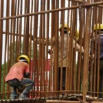 Boom des infrastructures en Inde : l'argent est là, mais l'Inde peut-elle le faire ? Workers place reinforcement bars for a pier of the Parama–Park Circus flyover under construction in Kolkata, 31 July 2012. (Photo by Biswarup Ganguly), CC BY 3.0, modified, https://commons.wikimedia.org/wiki/File:Piller_Rebar_Placement_-_Parama-Park_Circus_Flyover_Construction_-_Kolkata_2012-07-31_0553.JPG