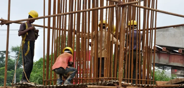 Boom des infrastructures en Inde : l'argent est là, mais l'Inde peut-elle le faire ? Workers place reinforcement bars for a pier of the Parama–Park Circus flyover under construction in Kolkata, 31 July 2012. (Photo by Biswarup Ganguly), CC BY 3.0, modified, https://commons.wikimedia.org/wiki/File:Piller_Rebar_Placement_-_Parama-Park_Circus_Flyover_Construction_-_Kolkata_2012-07-31_0553.JPG
