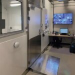 Dans le laboratoire de l'Unité de recherche en physiologie humaine et environnementale de l'Université d'Ottawa. Le mur de gauche a une porte et une fenêtre donnant sur la pièce voisine. Le long du mur du fond se trouve un bureau avec un écran d’ordinateur et, au-dessus, un écran plus grand affichant les images en direct de quatre caméras.