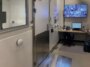 Dans le laboratoire de l'Unité de recherche en physiologie humaine et environnementale de l'Université d'Ottawa. Le mur de gauche a une porte et une fenêtre donnant sur la pièce voisine. Le long du mur du fond se trouve un bureau avec un écran d’ordinateur et, au-dessus, un écran plus grand affichant les images en direct de quatre caméras.