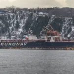 Dire Straits : Comment les États-Unis pourraient briser le Canada pour en devenir propriétaire A crude oil tanker of the Belgian company Euronav on the Saint Lawrence at Quebec City, Quebec, Canada. Photo by Wilfredor, CC0 public domain dedication, modified, https://commons.wikimedia.org/wiki/File:Euronav_tanker_on_the_Saint_Lawrence_at_Quebec_City.jpg